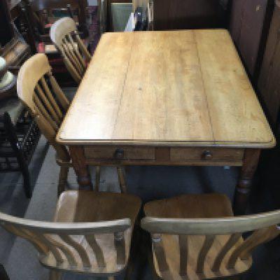 A pine and elm kitchen table with chairs. Dimensions, 88x125x73cm