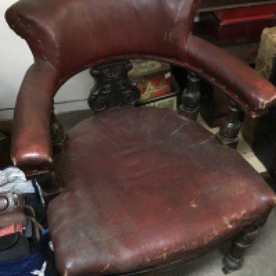 A vintage red leather oak arm chair 58x58x82cm