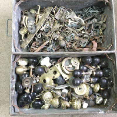 A mixed lot of vintage door knobs and other hooks and fixings.