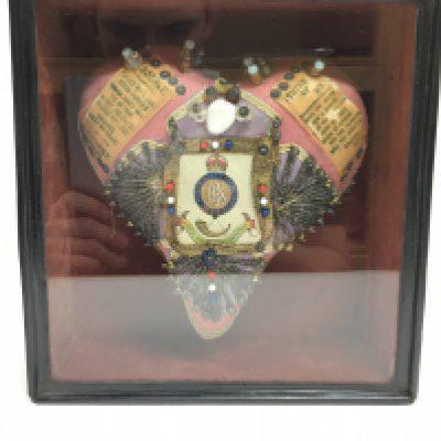 A WW1 cased sweetheart pin cushion made by a solider in the The King's Shropshire Light Infantry. Case approximate Dimensions 9x22.5x24cm This lot cannot be posted