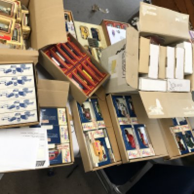 A large collection of assorted die cast vehicles. Postage D