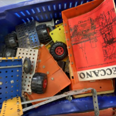 A box of vintage Meccano parts. (D)