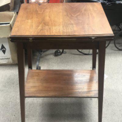 A walnut wood card table, dimensions 34x45x71.5cm. NO RESERVE