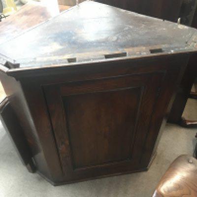 A late George III oak corner cabinet, dimensions 50x86x94cm. NO RESERVE