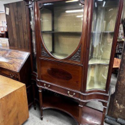 An Edwardian inlaid display cabinet with box wood inlay. 123cm x 181cm x 44cm
