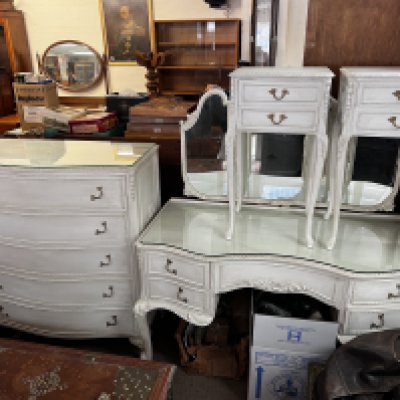 A walnut record cabinet. Dimensions 38x48x76cm. NO RESERVE