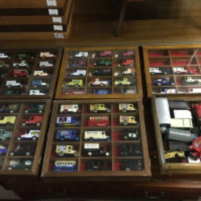 Five display trays of various die cast vehicles and a box of playworn including matchbox etc. NO RESERVE