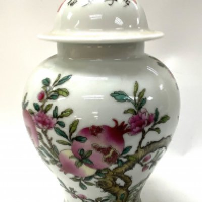 A Single Chinese Famile rose porcelain vase and cover, 16cm. (D) NO RESERVE