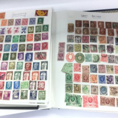A collection of world stamp albums including QE2 joined &#20132660831 stamps and many more. Shipping category D. NO RESERVE