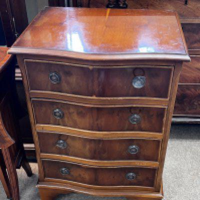 A small reproduction serpentine fronted chest of drawers. NO RESERVE