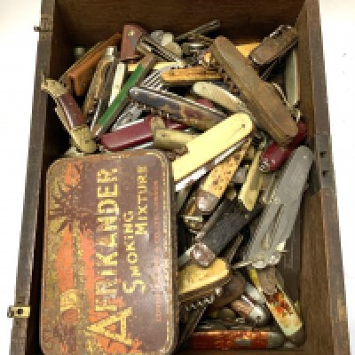 A large collection of varied pocket knives.