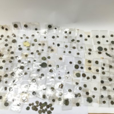 A large collection of roman coins. Postage B