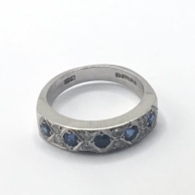 An 18carat white gold ring set with blue sapphire and chip diamonds weight 7g ring size N.