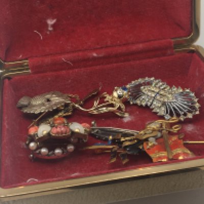 A collection of dress jewellery including a silver brooch.