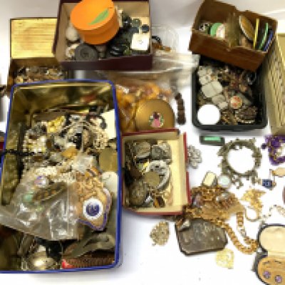 A large collection of mixed costume jewellery and odds. (C)