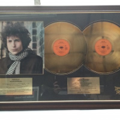 A framed and glazed limited edition double gold disc display for the Bob Dylan LP 'Blonde On Blonde'. Comes with hand numbered and signed COA. Approx 98cm x 60cm.