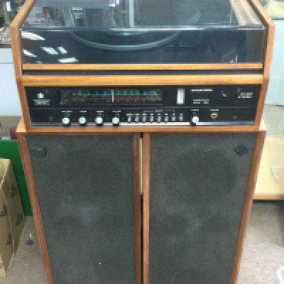 A 1970s Dynatron SRX26 record deck and tuner with a pair of L52034 floor standing speakers (3). A replacement stylus has been included in this lot.