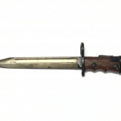 A British military issue No.7 combination knife bayonet, stamped 1946. Blade 20cm long , total length 31cm. This lot cannot be posted