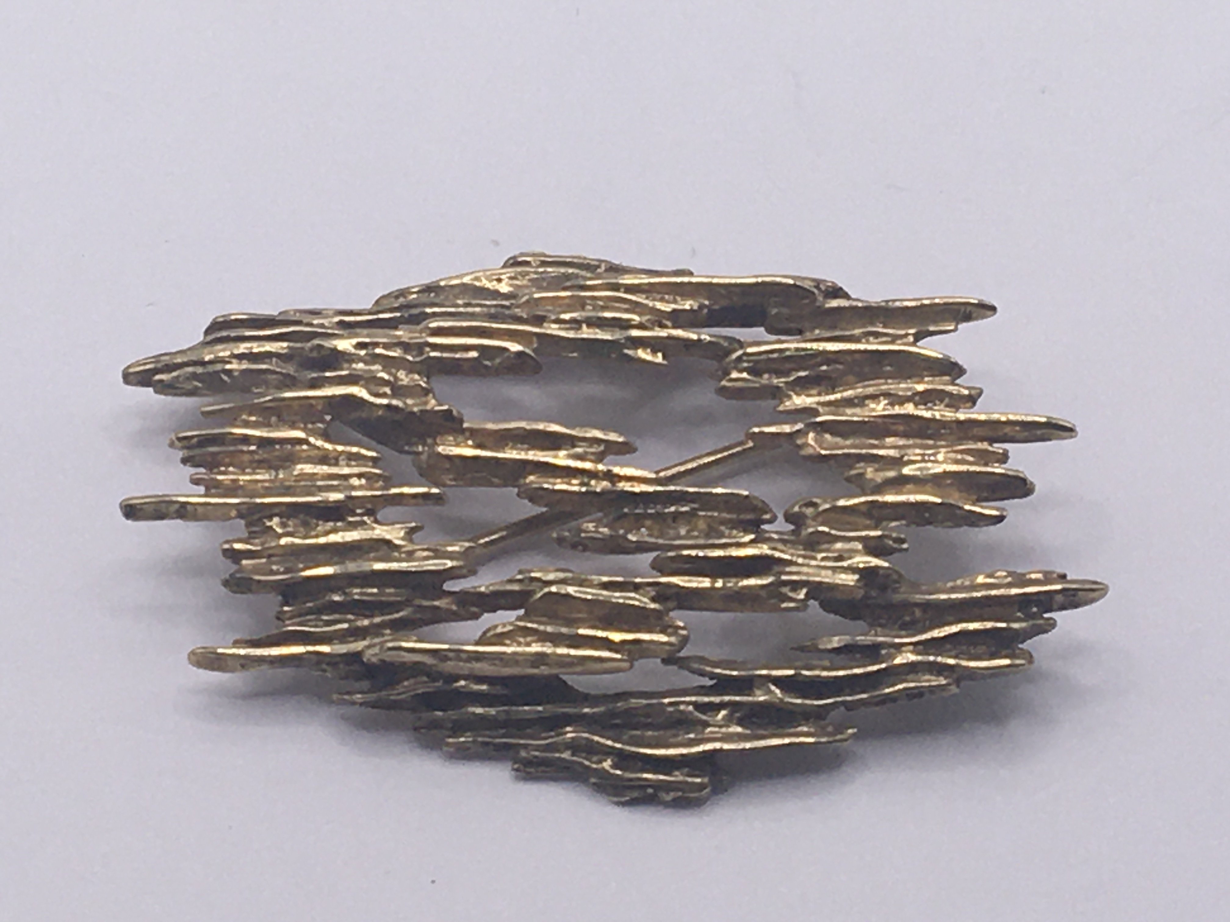 A modern design gold brooch. Weight 7g