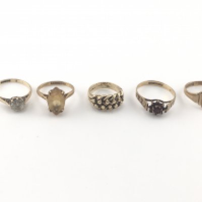 A Collection of 5 9ct gold rings set with assorted stones. Total weight 11.80g Postage A