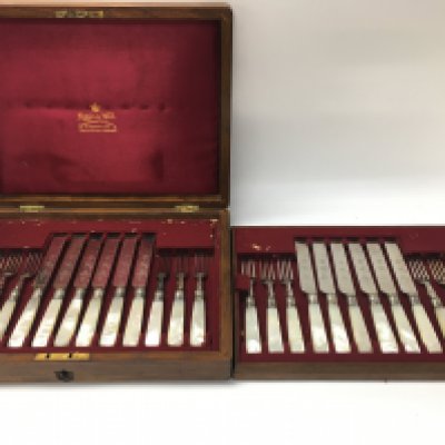 A Mappin & Webb cased cutlery set with mother of pearl style handles. Postage B