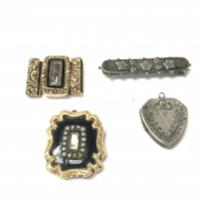 A small collection of gold silver and other items. Postage A