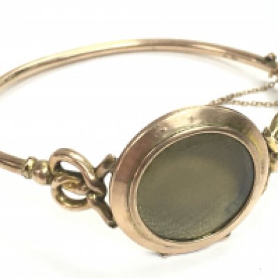 A 9 carat gold Edwardian bangle with locket, 9.7g total weight. This lot cannot be posted