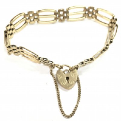 A 9 carat gold gate bracelet, 10g. Postage category A