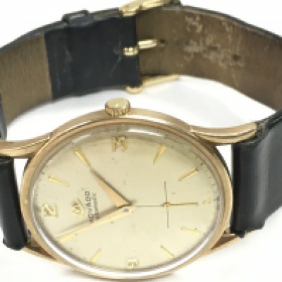 A 9 carat gold cased Movado watch, seen working. This lot cannot be posted