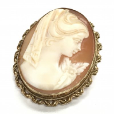 A 9 carat gold cameo brooch, 10.3g in total. Postage category A