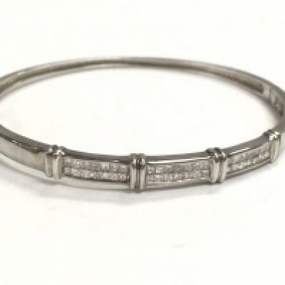 A 14 carat white gold diamond bracelet set with approximately 1 carat diamond. Total weight. 12.1g. Postage category a