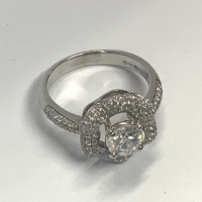 A good quality 18ct white gold 1ct round old cut diamond centre stone, Estimated colour G/H, Clarity SI (slightly included) surround by pave set diamonds in the form of a rose. (A) IDRC cert included.
