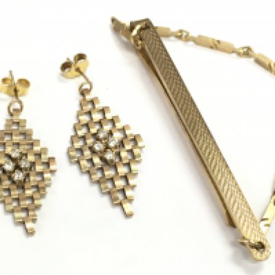 A 9 carat gold tie bar and a pair of 9 carat gold earrings. 11.5g total weight. Postage category A