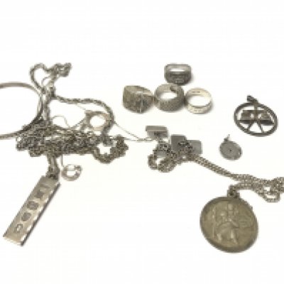 A collection of assorted silver items including rings cufflinks and a silver ingot etc.116.90g total. Postage B