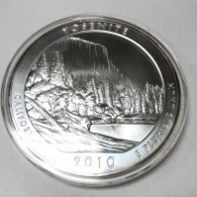 A 5oz Yosemite silver coin in case. Postage B