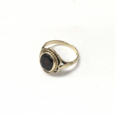 A 9ct gold garnet set ring.ring size M, Approx weight 3.1grams.