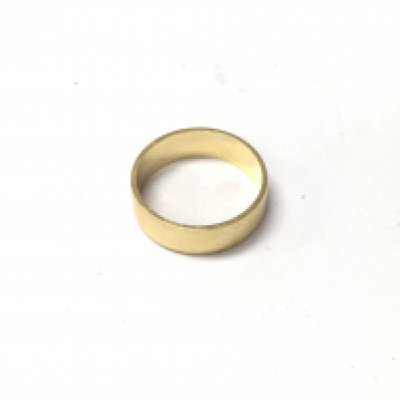 An 18ct gold wedding band. Size M, Approx weight 3.9grams.