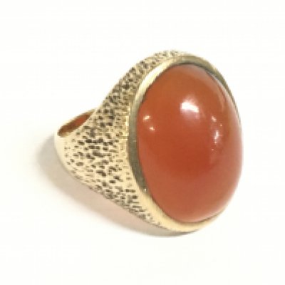 A 9ct gold Barnelian agate ring, size P, 9g. Postage category A