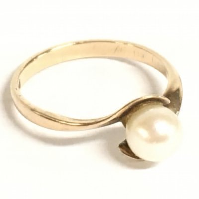 A 9ct gold pearl crossover ring, size O. 2g. Postage category a