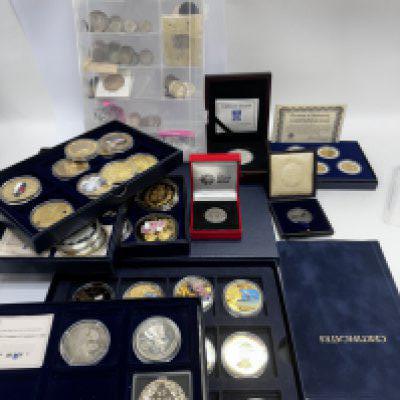 A large collection of commemorative coinage.. (C)