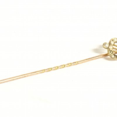 A 9 carat gold and pearl lyre stick pin. 0.8g .postage category A
