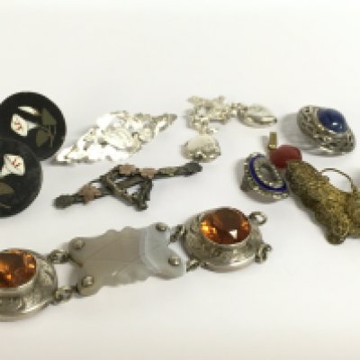 Antique jewellery including brooches, pendants, agate, some silver. Postage category a