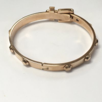 A Michael Kors metal bracelet with pouch and box. Postage B NO RESERVE