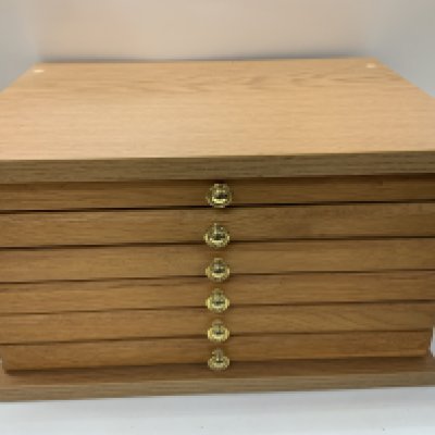 A quality coin collectors cabinet complete with varied coinage. (D)