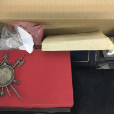 A collection of coins including A collection of 50p coins, a Silver Proof 2011 Silver Eagle Replica coin, 20th century Half Crowns, silver plated and gold plated coins, 1921 US One dollar