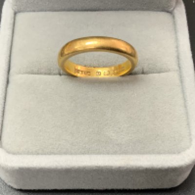 A heavy 22ct gold wedding band, Size N. (7.2g). (A)