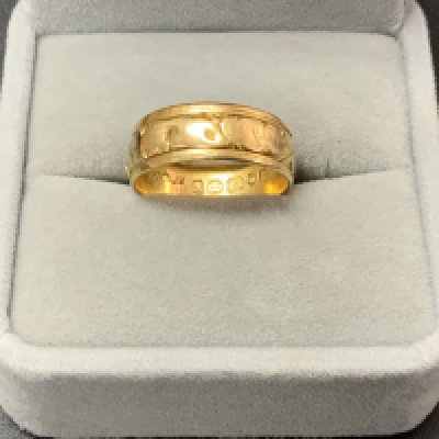 An Antique 18ct gold band with floral decoration and engraved personalised inscription. (A)