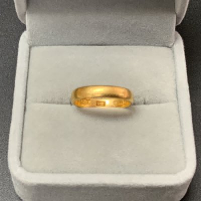 A 22ct gold wedding band, Size N. (3.5g). (A)