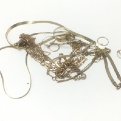 A small collection of gold. Approx weight 23.85 grams.