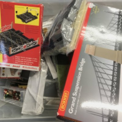 A Box Containing 00 Gauge Platforms. Buildings Etc. No Reserve.